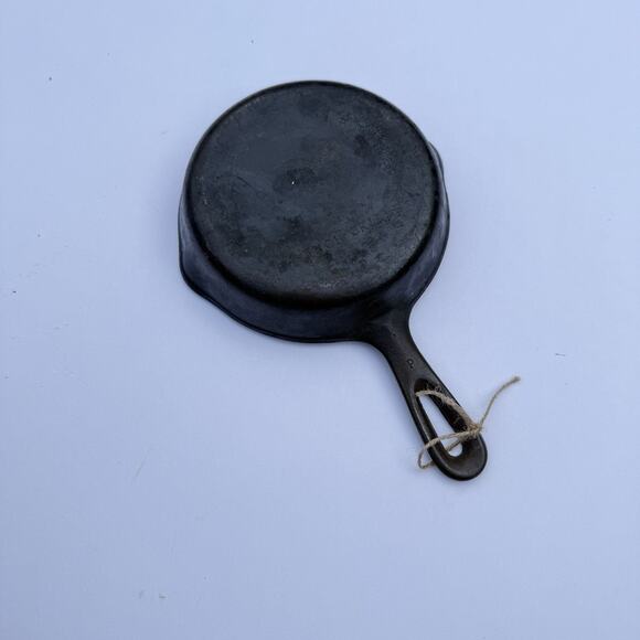 Vintage Number 3 Cast Iron 6 1/2 Inch‎ Skillet Used GX - Picture 6 of 7